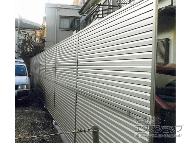 東京都世田谷区ののフェンス・柵 ミエーネフェンス 目隠しルーバータイプ 2段支柱 自立建て用 施工例