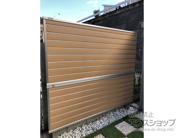 高知県高知市ののフェンス・柵 ルシアスフェンスF02型 横目隠し 木調カラー 2段支柱 自立建て用 施工例