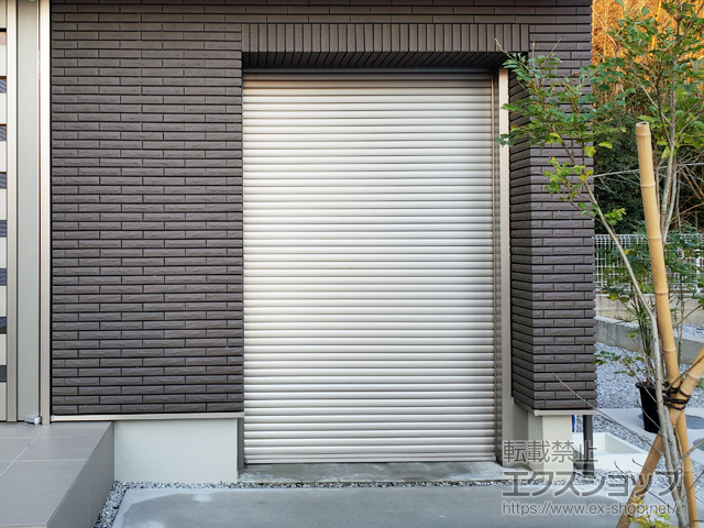 静岡県袋井市のLIXIL リクシル（トステム）のガレージシャッター ガレージシャッタークワトロ 電動式 内部付タイプ 施工例