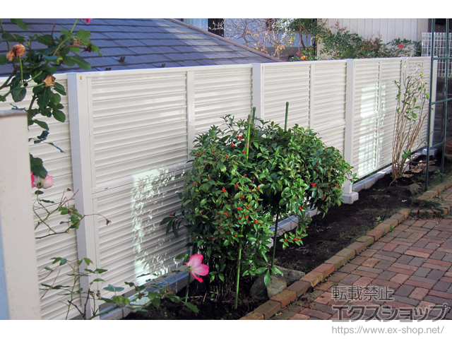 神奈川県横浜市ののフェンス・柵 ミエーネフェンス 目隠しルーバータイプ 2段支柱 自立建て用（パネル2段） 施工例