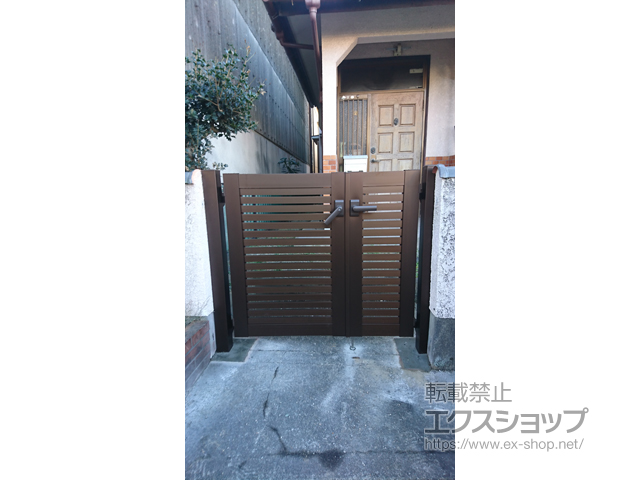 三重県津市のの門扉 シンプレオ門扉3型 横太格子 両開き親子 門柱使用 施工例