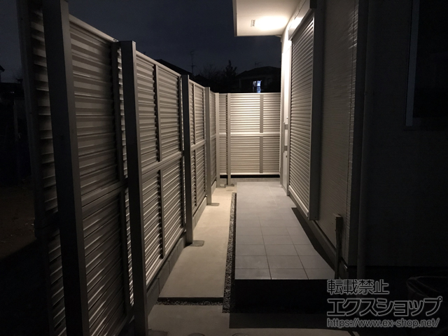 東京都日野市ののフェンス・柵 ミエーネフェンス 目隠しルーバータイプ 2段支柱 自立建て用（パネル2段） 施工例