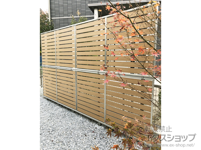 福岡県那珂川市ののフェンス・柵 ルシアスフェンスF04型 横板 木目カラー 2段支柱 自立建て用（パネル2段） 施工例