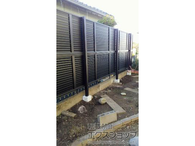 埼玉県鴻巣市ののフェンス・柵 ミエーネフェンス 目隠しルーバータイプ 2段支柱 自立建て用(パネル2段) 施工例