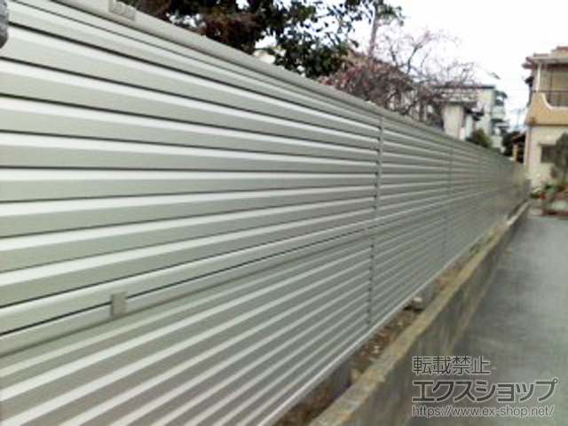 大阪府富田林市ののフェンス・柵 ミエーネフェンス 目隠しルーバータイプ 2段支柱 自立建て用（パネル2段） 施工例