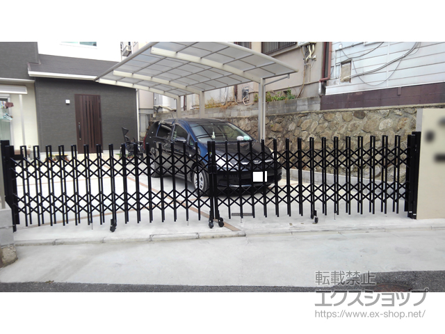 大阪府東大阪市ののカーゲート トリップゲート 傾斜地専用型 ノンレール 両開き 60W(30S+30M) 施工例