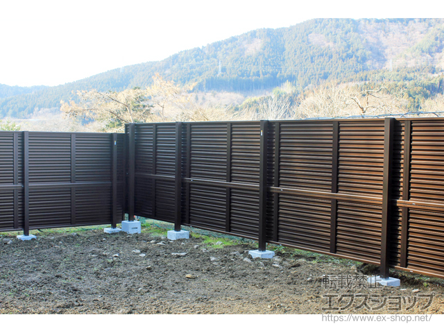 岩手県大船渡市ののフェンス・柵 ミエーネフェンス 目隠しルーバータイプ 2段支柱 自立建て用（パネル2段） 施工例