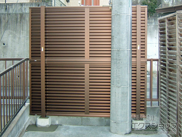 埼玉県飯能市ののフェンス・柵 ミエーネフェンス 目隠しルーバータイプ 2段支柱 自立建て用（パネル2段） 施工例