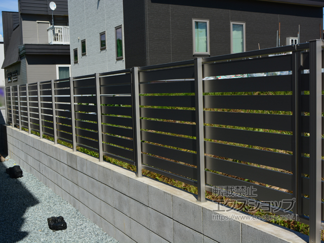 北海道岩見沢市ののフェンス・柵 シンプレオフェンスSY1型 横スリット 自由柱施工 施工例