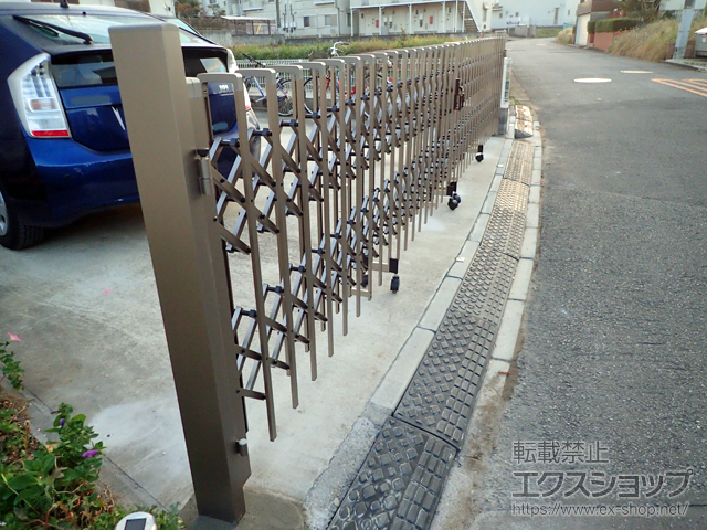 茨城県つくば市ののカーゲート トリップゲート 傾斜地専用型 ノンレール 両開き 66W(33S+33M) 施工例