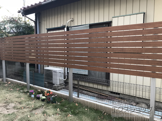 埼玉県さいたま市ののフェンス・柵 ルシアスフェンスH02型 横板格子 複合カラー 2段支柱 自立建て用（パネル1段） 施工例