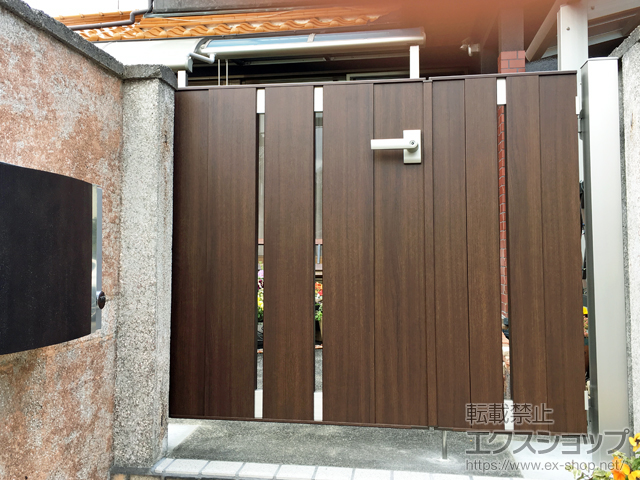 滋賀県甲賀市のの門扉 【特注】ルシアス門扉ＢＳ01型 たてスリット 両開き親子 複合カラー 門柱使用 施工例