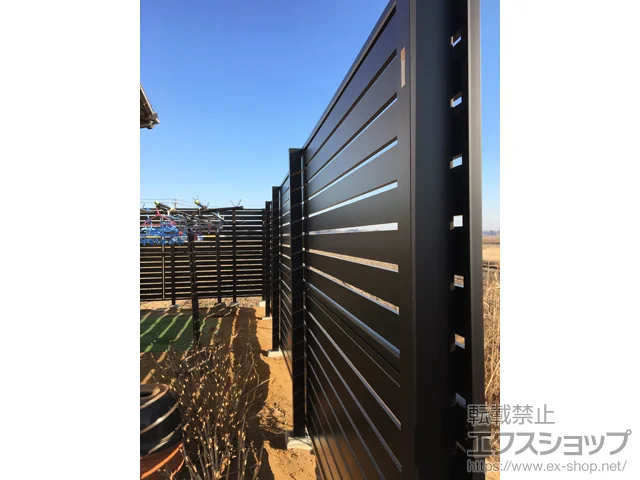 茨城県龍ケ崎市のValue Selectのフェンス・柵・塀 モクアルフェンス 横板タイプ 2段支柱 自立建て用（パネル2段） 施工例