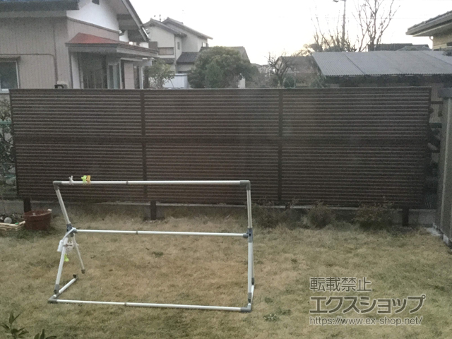 埼玉県坂戸市ののフェンス・柵 ミエーネフェンス 目隠しルーバータイプ 2段支柱 自立建て用（パネル2段） 施工例