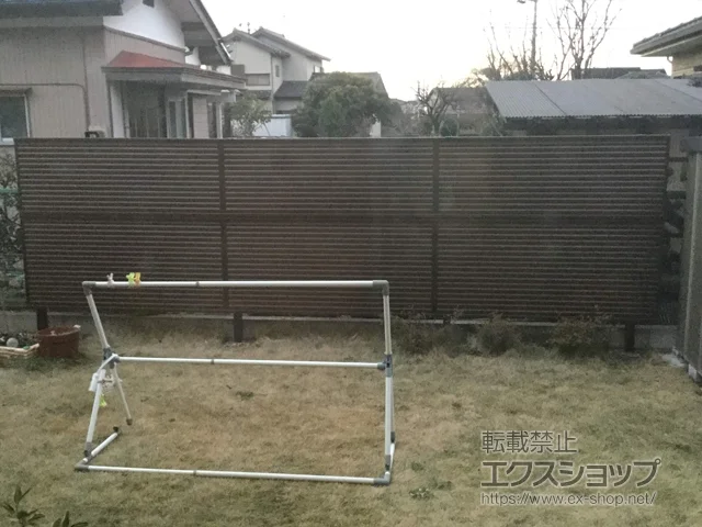埼玉県坂戸市のValue Selectのフェンス・柵・塀 ミエーネフェンス 目隠しルーバータイプ 2段支柱 自立建て用（パネル2段） 施工例