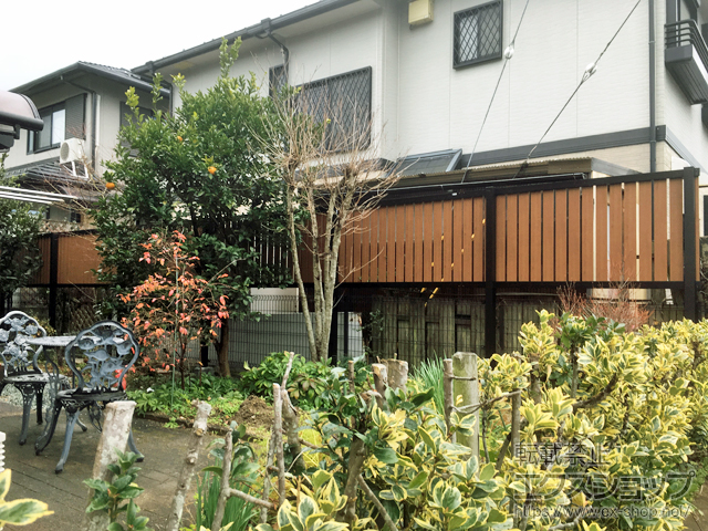 滋賀県大津市ののフェンス・柵 ルシアスフェンスH01型 たて板格子 木調カラー 上段のみ設置 自立建て用 施工例