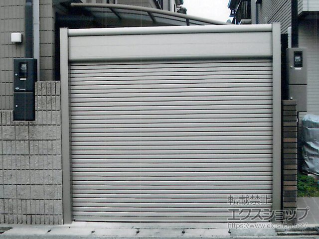 兵庫県西宮市ののガレージシャッター シャッターゲート 2型 アルミスラット(目隠し) 電動式 施工例