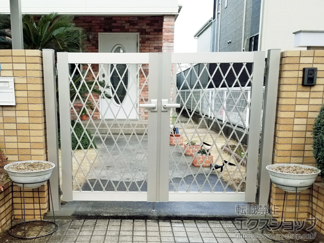 神奈川県横浜市のの門扉 シンプレオ門扉8型 ラチス格子 両開き 門柱使用 施工例