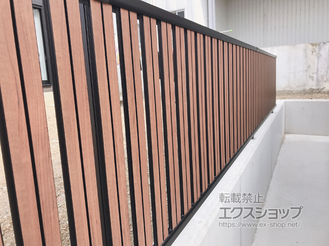 徳島県鳴門市ののフェンス・柵 ルシアスフェンスF03型 たて半目隠し 木調カラー 自由柱施工 施工例