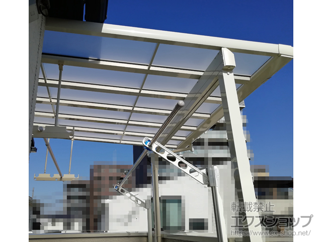 埼玉県三郷市のLIXIL リクシル（トステム）のバルコニー・ベランダ屋根 パワーアルファ F型 屋根タイプ 単体 積雪〜30cm対応 施工例