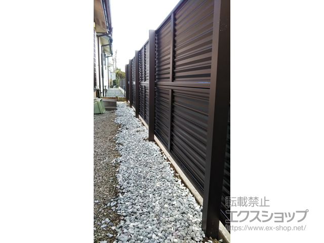 埼玉県久喜市ののフェンス・柵 ミエーネフェンス 目隠しルーバータイプ 2段支柱 自立建て用 施工例