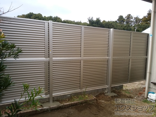 千葉県長生郡一宮町ののフェンス・柵 ミエーネフェンス 目隠しルーバータイプ 2段支柱 自立建て用（パネル2段） 施工例