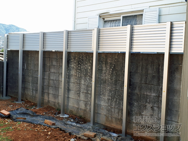 三重県伊勢市ののフェンス・柵 ミエーネフェンス 目隠しルーバータイプ 2段支柱 自立建て用（パネル1段） 施工例