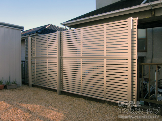 三重県津市ののフェンス・柵 シンプレオフェンス3型 横太格子 2段支柱 自立建て用（パネル2段） 施工例