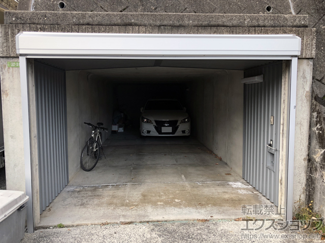 広島県広島市のLIXIL リクシル（トステム）のガレージシャッター ガレージシャッタークワトロ 電動式 外部付タイプ※外部停電時開閉機構 施工例