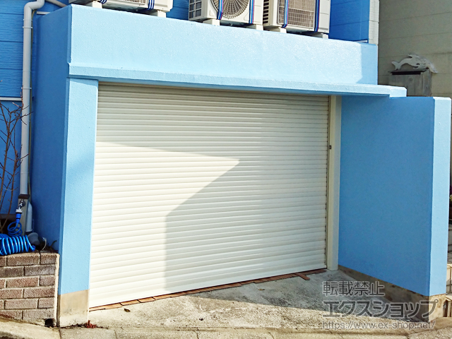 兵庫県西宮市のLIXIL リクシル（トステム）のガレージシャッター ガレージシャッタークワトロ 電動式 内部付タイプ ※外部停電時開閉機構 施工例