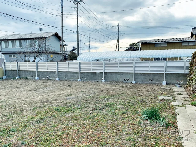 埼玉県川越市のValue Selectのフェンス・柵・塀 ミエーネフェンス 目隠しルーバータイプ 2段支柱 自立建て用(パネル1段) 施工例
