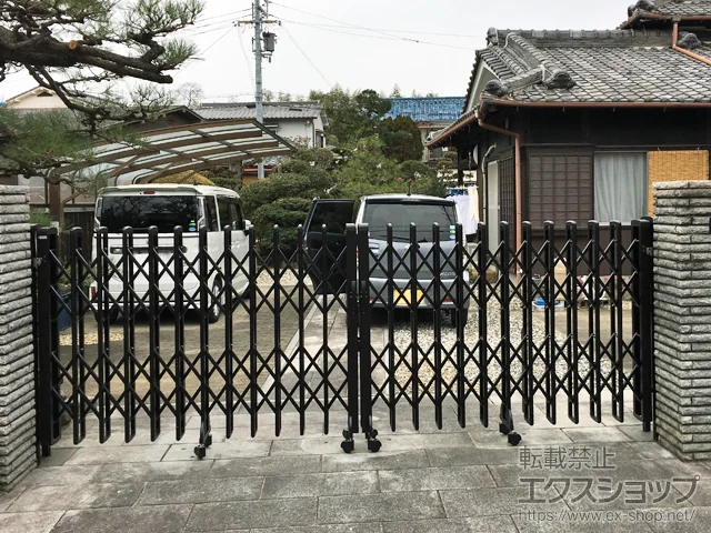 大阪府枚方市のYKKAPのカーゲート レイオス2型 ノンレール 両開き 施工例