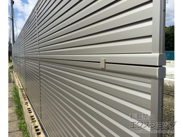 島根県出雲市ののフェンス・柵 ミエーネフェンス 目隠しルーバータイプ 2段支柱 自立建て用（パネル2段） 施工例