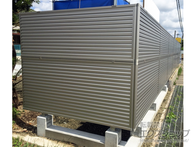 島根県出雲市ののフェンス・柵 ミエーネフェンス 目隠しルーバータイプ 2段支柱 自立建て用（パネル2段） 施工例