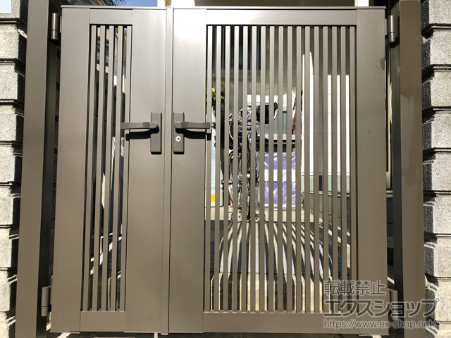 大阪府吹田市のの門扉 ライシス門扉 2型 細たて桟 両開き親子 柱使用 施工例