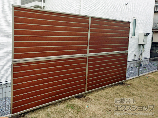 千葉県市川市ののフェンス・柵 ルシアスフェンスF02型 横目隠し 複合カラー 2段支柱 自立建て用（パネル2段） 施工例