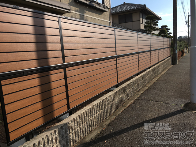 三重県津市ののフェンス・柵 モクアルフェンス 目隠しタイプ 2段支柱 自立建て用 施工例
