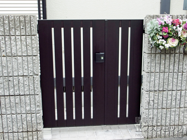 大阪府岸和田市のの門扉 【特注】ルシアス門扉 BS02型 たて多スリット 両開き親子 アルミカラー 門柱使用 施工例