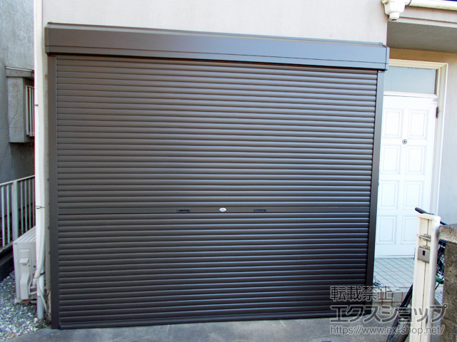 埼玉県大里郡寄居町のLIXIL リクシル（トステム）のガレージシャッター ガレージシャッタークワトロ 手動式 外部付タイプ 施工例