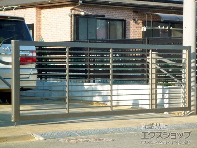 茨城県鹿嶋市ののカーゲート スウィングアップゲート1型 横格子 電動式 施工例