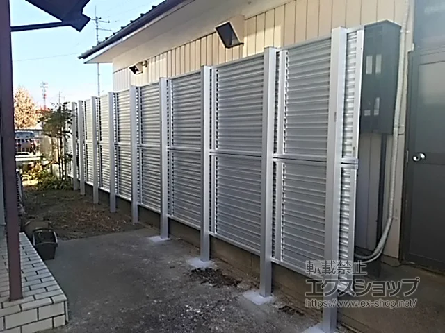 埼玉県加須市のValue Selectのフェンス・柵・塀 ミエーネフェンス 目隠しルーバータイプ 2段支柱 自立建て用（パネル2段） 施工例