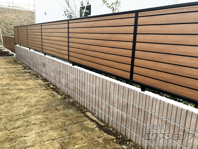 千葉県佐倉市ののフェンス・柵 ルシアスフェンスF02型 横目隠し 木調カラー 自由柱施工 施工例