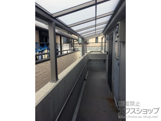 神奈川県横浜市のLIXIL リクシル（トステム）のテラス屋根 パワーアルファ F型 テラスタイプ 連棟 積雪〜30cm対応 施工例
