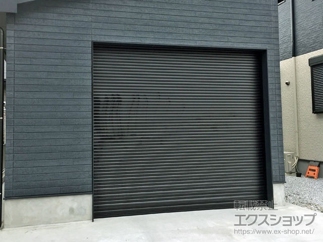 福岡県京都郡みやこ町のLIXIL リクシル（トステム）のガレージシャッター ガレージシャッタークワトロ 電動式 内部付タイプ 施工例