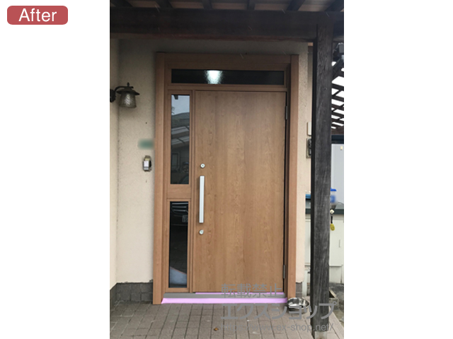 福岡県那珂川市のLIXIL リクシル（トステム）の玄関ドア リシェント玄関ドア3 断熱K4仕様 手動 片袖仕様(ランマ付)R M17型 施工例