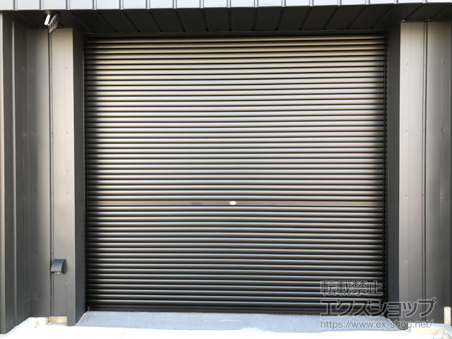 愛知県海部郡蟹江町のLIXIL リクシル（トステム）のガレージシャッター ガレージシャッタークワトロ 手動式 内部付タイプ 施工例