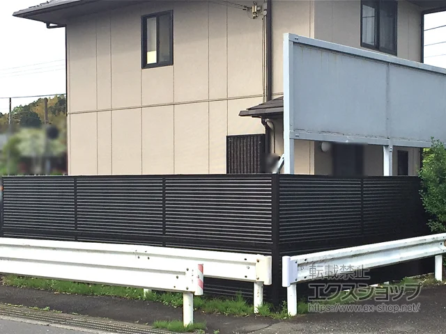 神奈川県横浜市のValue Selectのフェンス・柵・塀 ミエーネフェンス 目隠しルーバータイプ 2段支柱 自立建て用*パネル2段 施工例