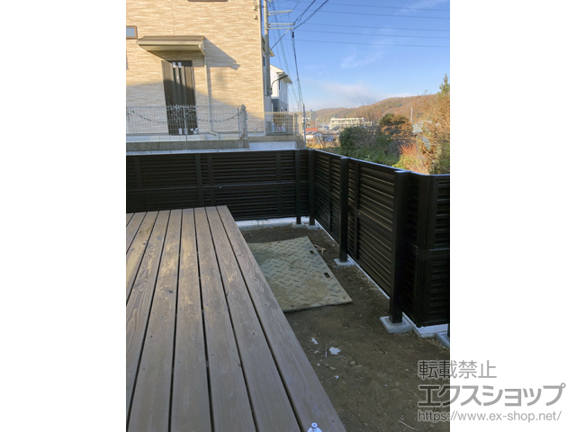 東京都町田市ののフェンス・柵 ミエーネフェンス 目隠しルーバータイプ 2段支柱 自立建て用（パネル2段） 施工例