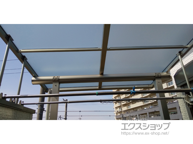 大阪府八尾市ののバルコニー・ベランダ屋根 ヴェクターテラス F型 屋根タイプ 単体 積雪〜20cm対応＋ ヴェクターテラス 吊り下げ式 固定物干し 標準 2本入×1セット 施工例
