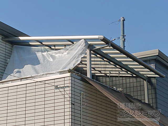 奈良県北葛城郡王寺町のLIXIL リクシル（トステム）のバルコニー・ベランダ屋根 パワーアルファ F型 屋根タイプ 単体 積雪〜30cm対応 施工例